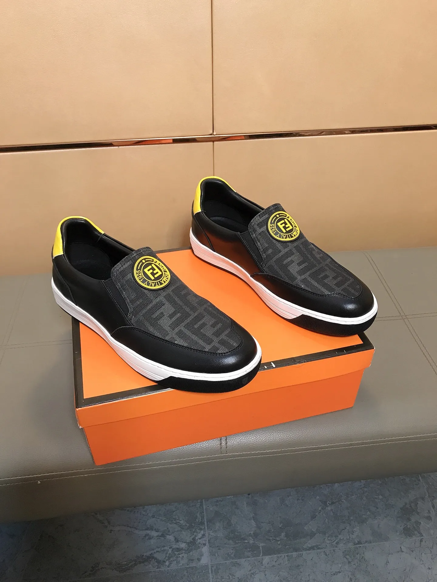 Factory price 400 🔆🔆[fendi] Fendi's classic and comfortable men's casual shoes, cowhide leather upper + brand printed surface, sheepskin lining + feet, rubber wear-resistant outsole. This unique style is suitable for all seasons, casual and exquisite sensibility, comfortable and natural on the feet. Everyday casual travel style in autumn and winter! Code number: 38-44